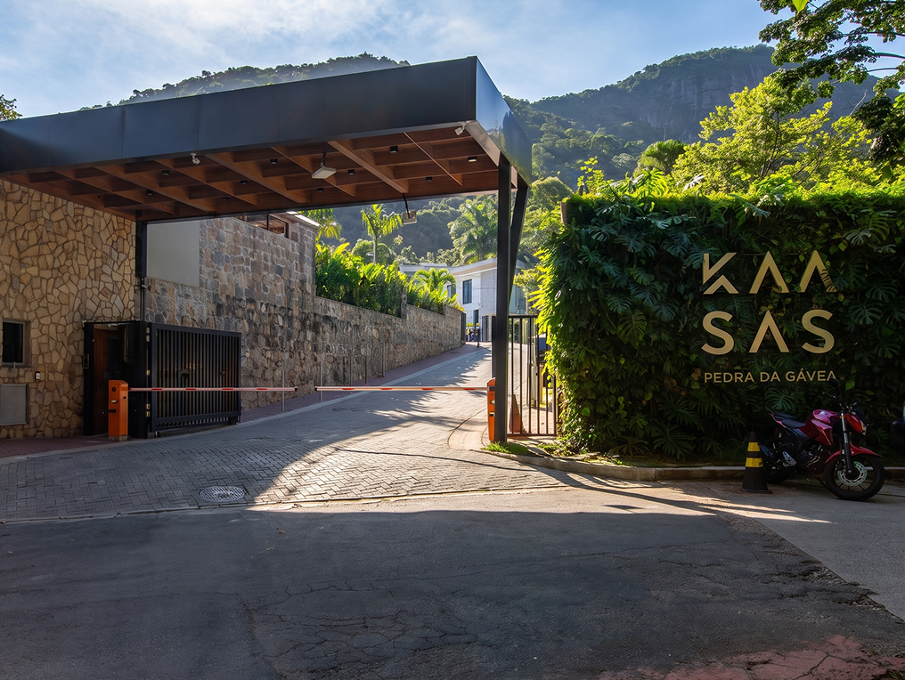 Pórtico de entrada do condomínio KAASAS Pedra da Gávea