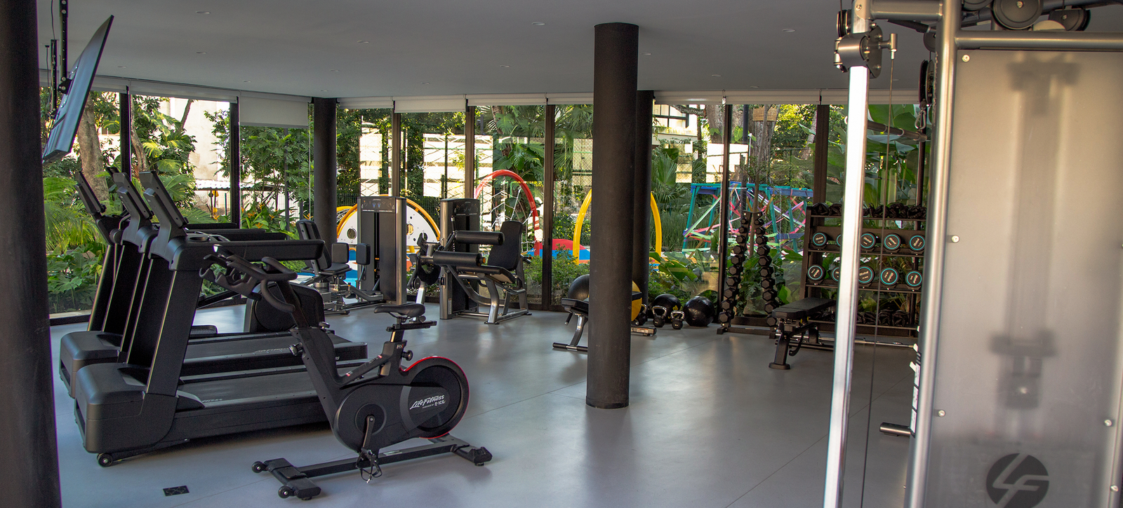 Academia equipada com vista para a área verde