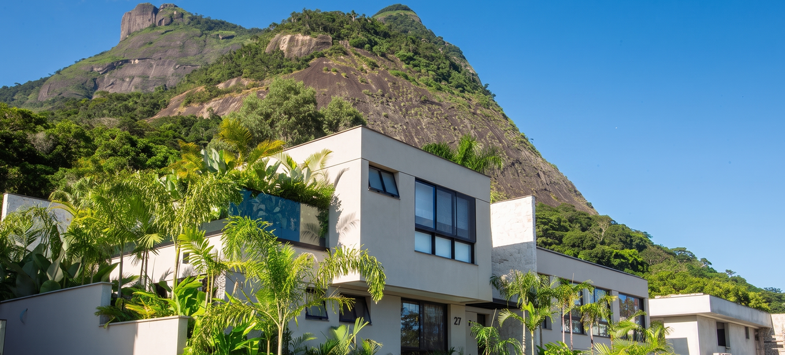 Fachada de uma das casas com a Pedra da Gávea ao fundo
