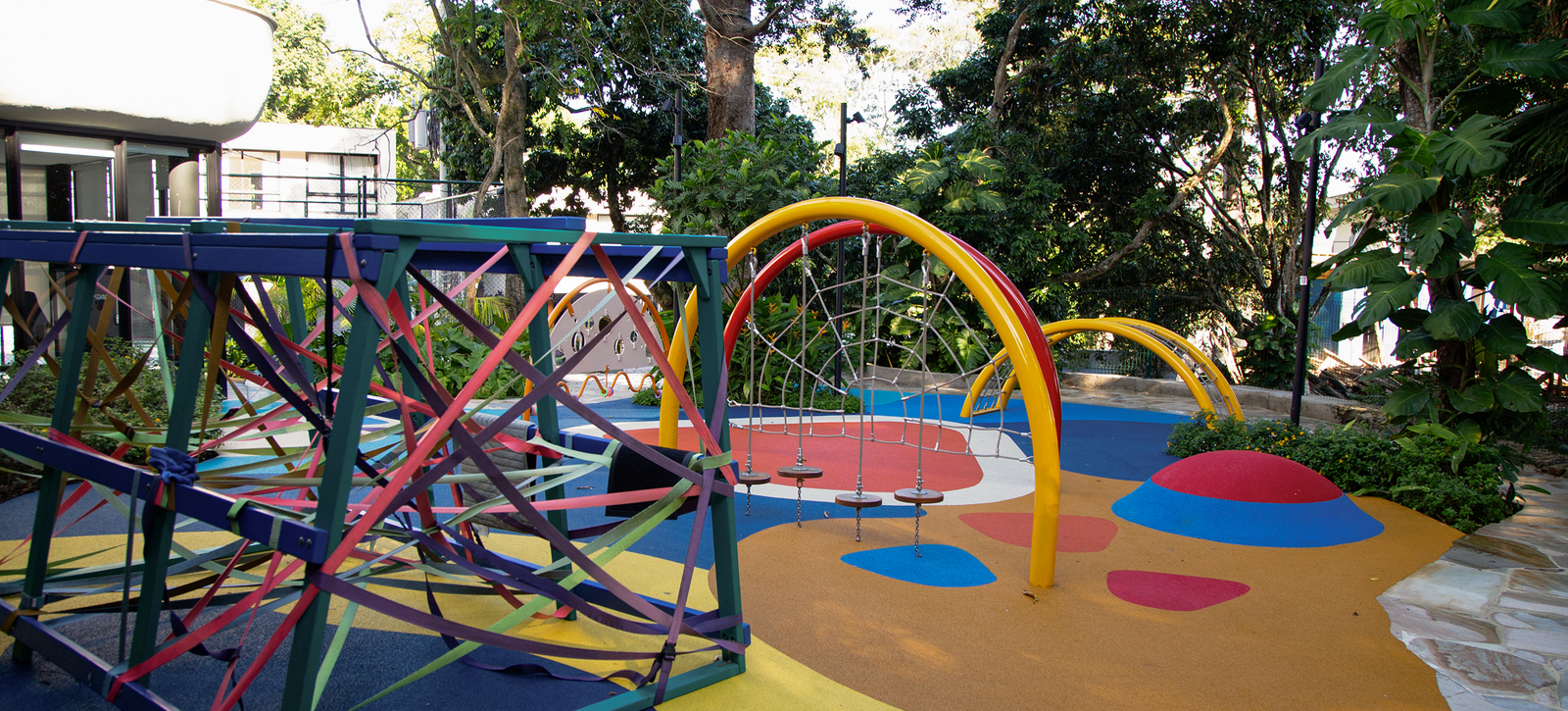 Playground infantil com brinquedos coloridos