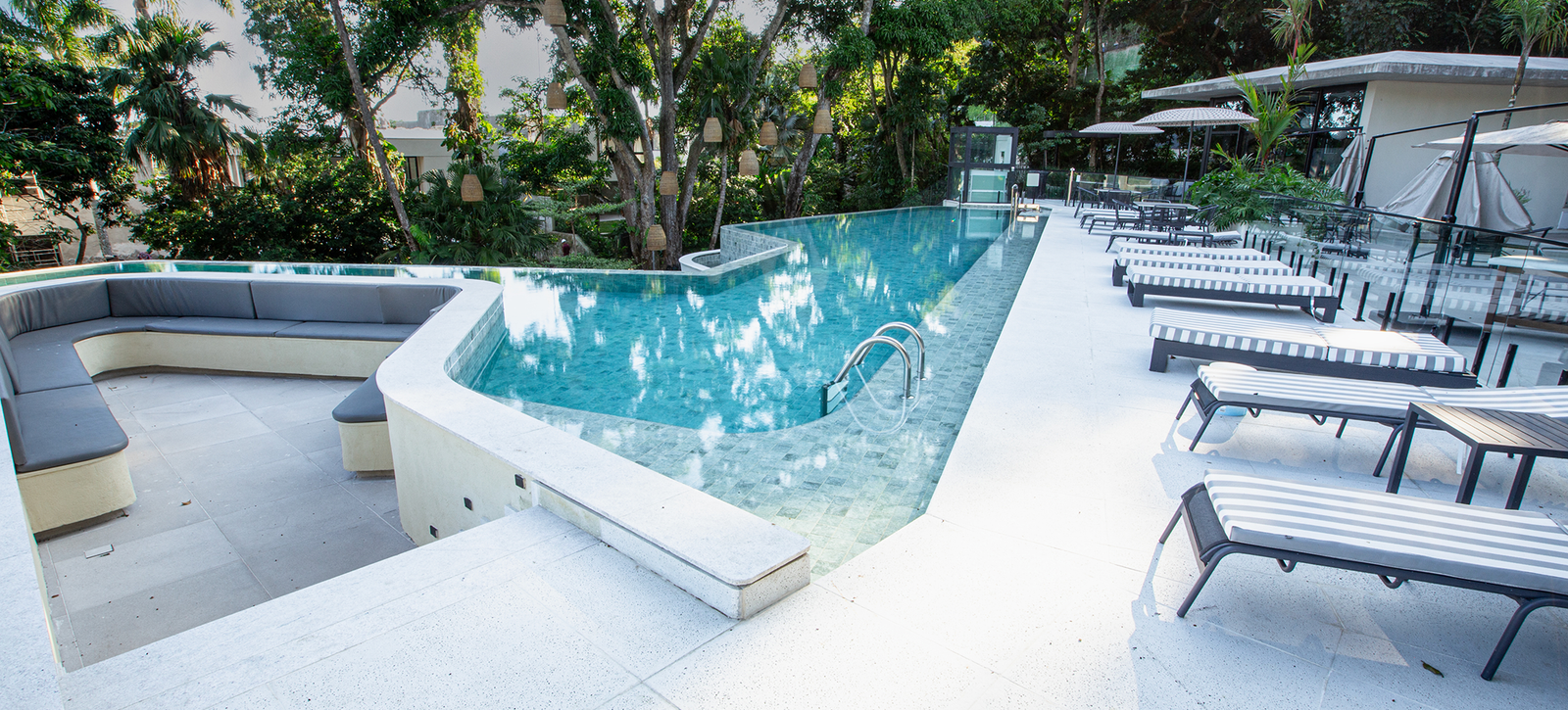 Piscina com deck, espreguiçadeiras e lounge externo