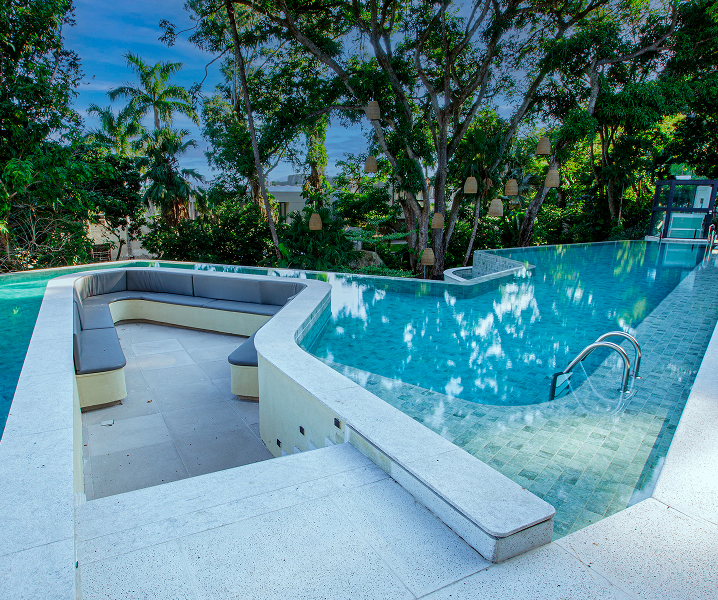 Piscina do complexo de lazer cercada por vegetação nativa